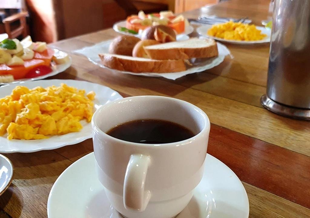 Taza de café tradicional servido caliente en el área de comedor