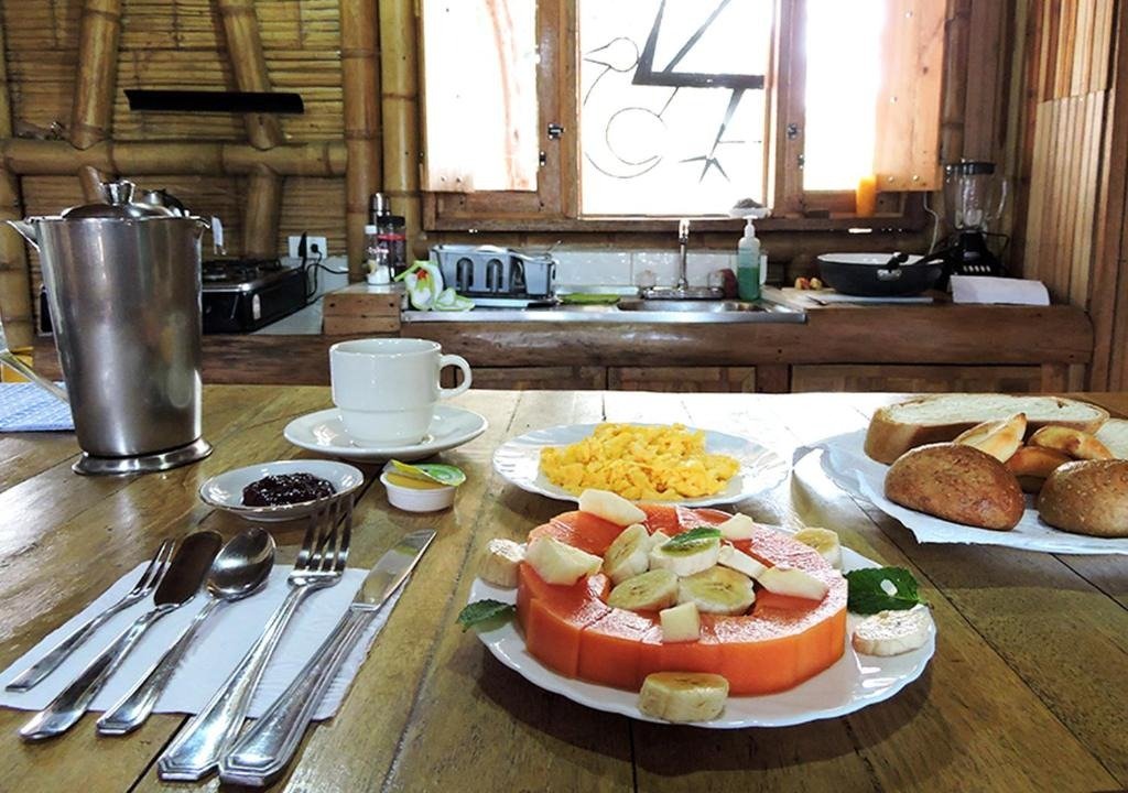 Mesa de preparación de desayunos con vista campestre