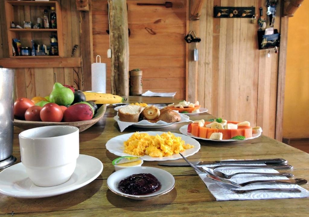 Mesa campestre con alimentos frescos preparados para los huéspedes