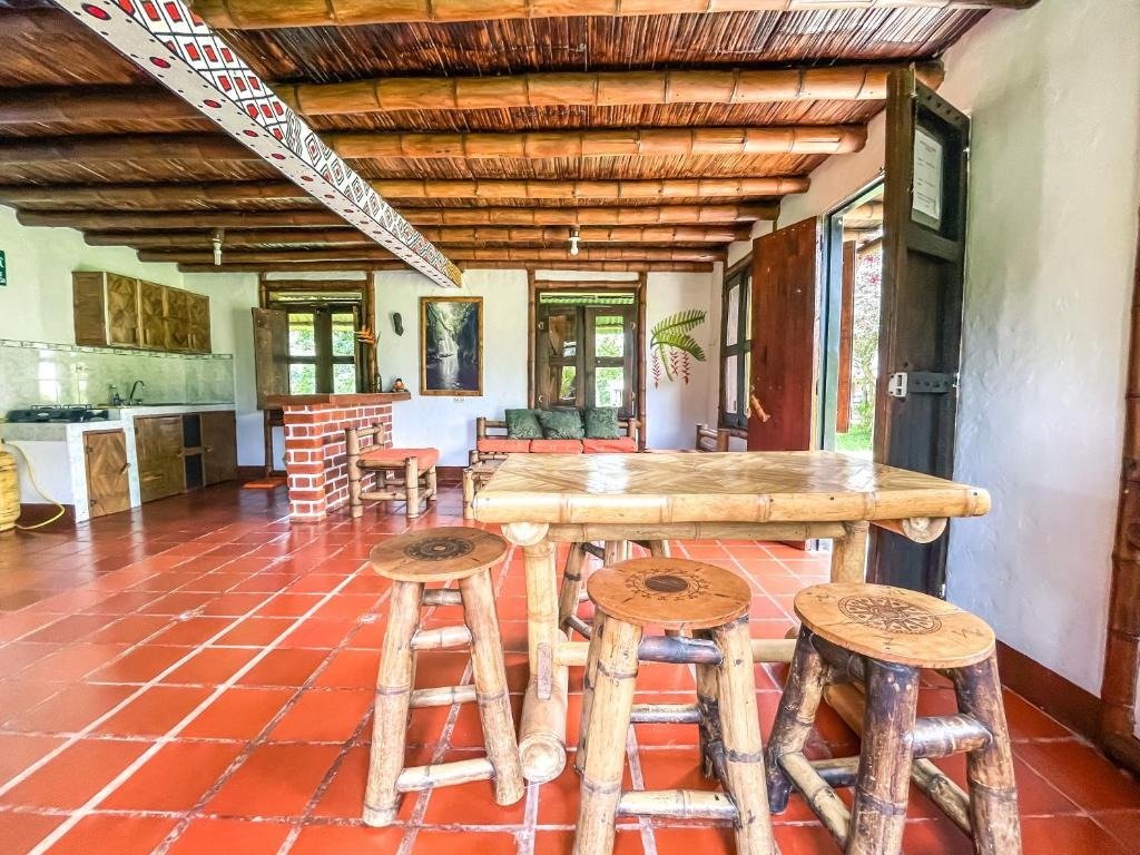 Comedor campestre amplio con vigas y mesas de madera