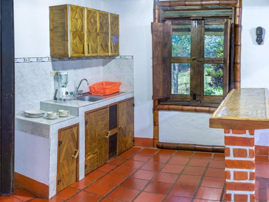 Cocina rústica campestre con barra y estanterías en madera