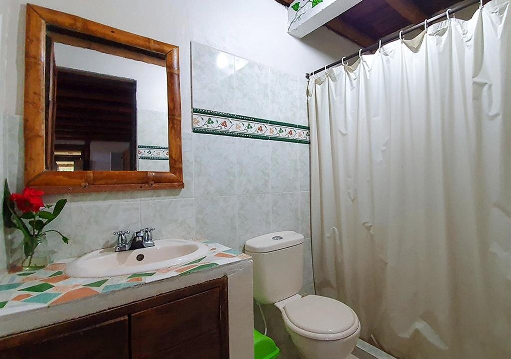 Baño privado equipado con espejo y lavamanos artesanal