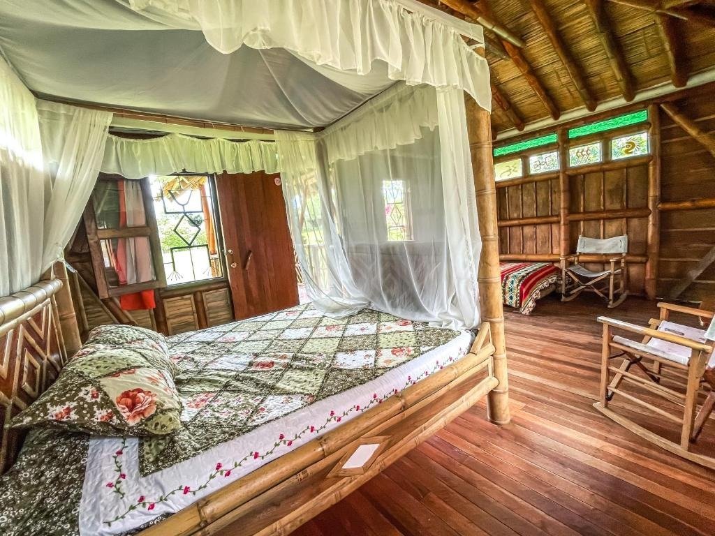 Habitación campestre con cama doble de madera