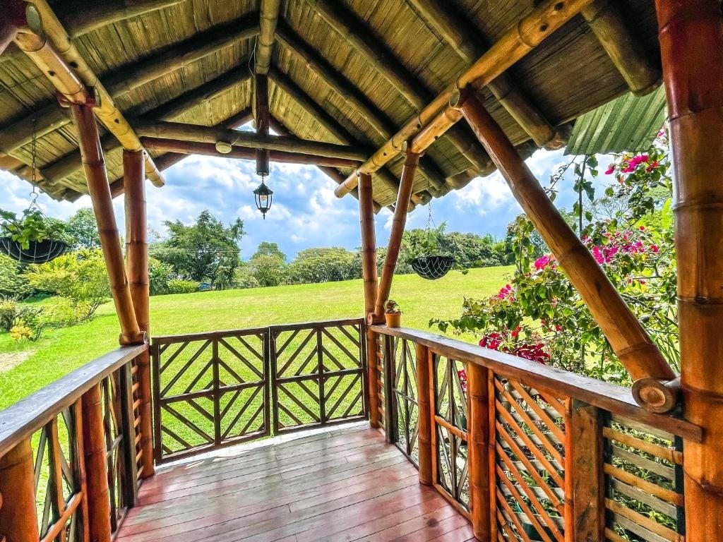 Kiosco mirador en madera con barandales y vista abierta a la naturaleza