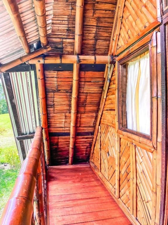 Cama abuhardillada bajo techo rústico tradicional